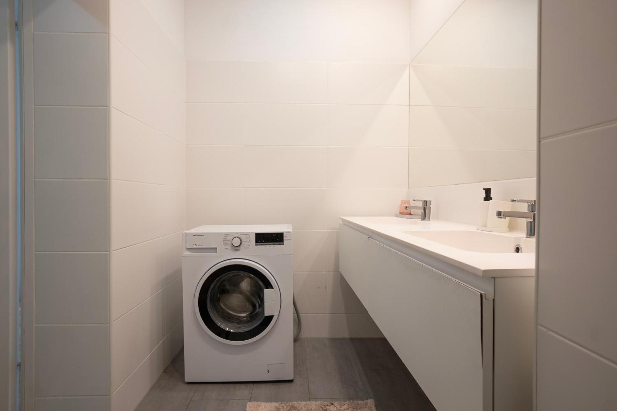 Charming 2-Room Apartment With Balcony, 15 Min To Center Wien Eksteriør billede