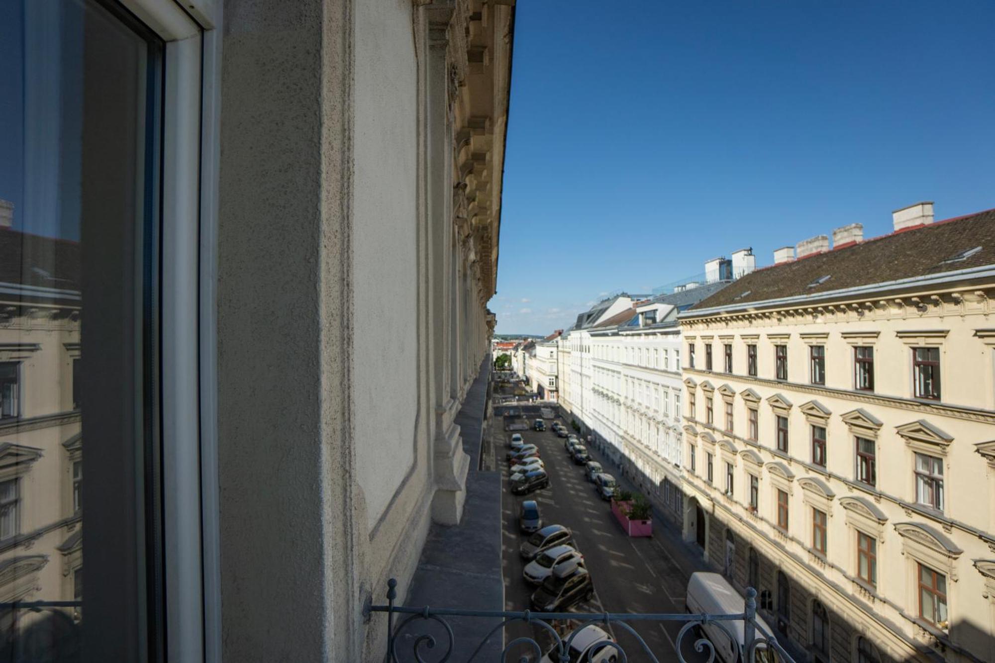 Charming 2-Room Apartment With Balcony, 15 Min To Center Wien Eksteriør billede