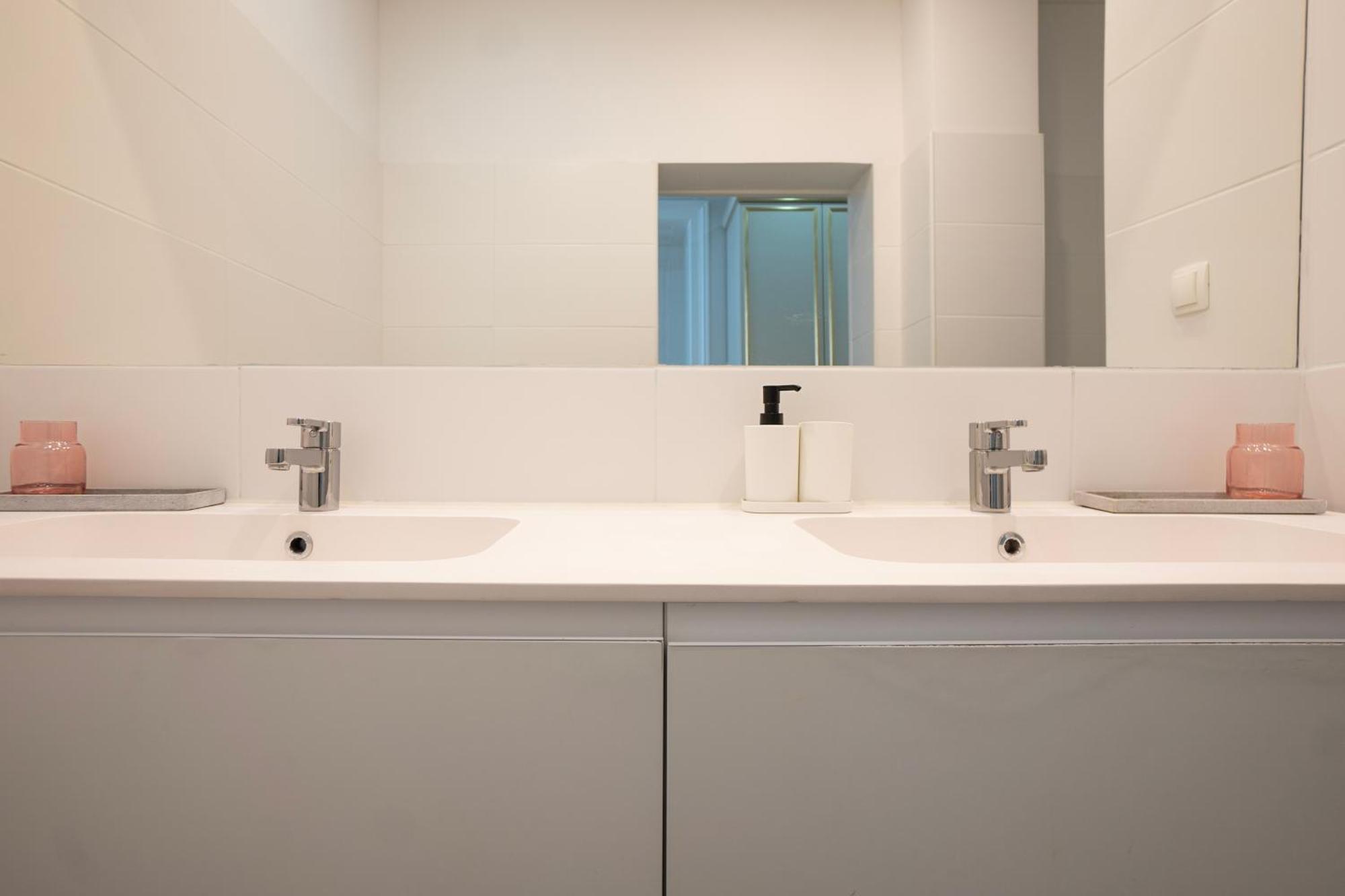 Charming 2-Room Apartment With Balcony, 15 Min To Center Wien Eksteriør billede