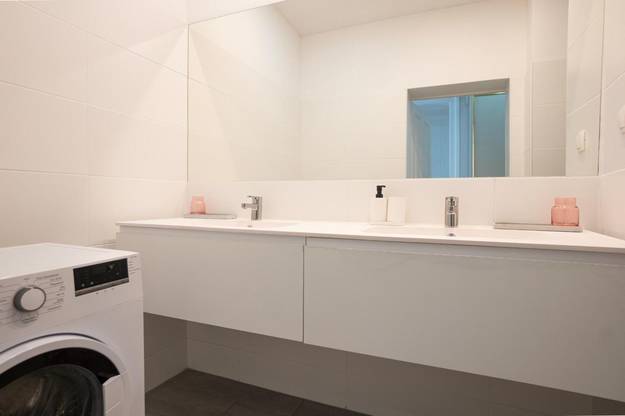 Charming 2-Room Apartment With Balcony, 15 Min To Center Wien Eksteriør billede