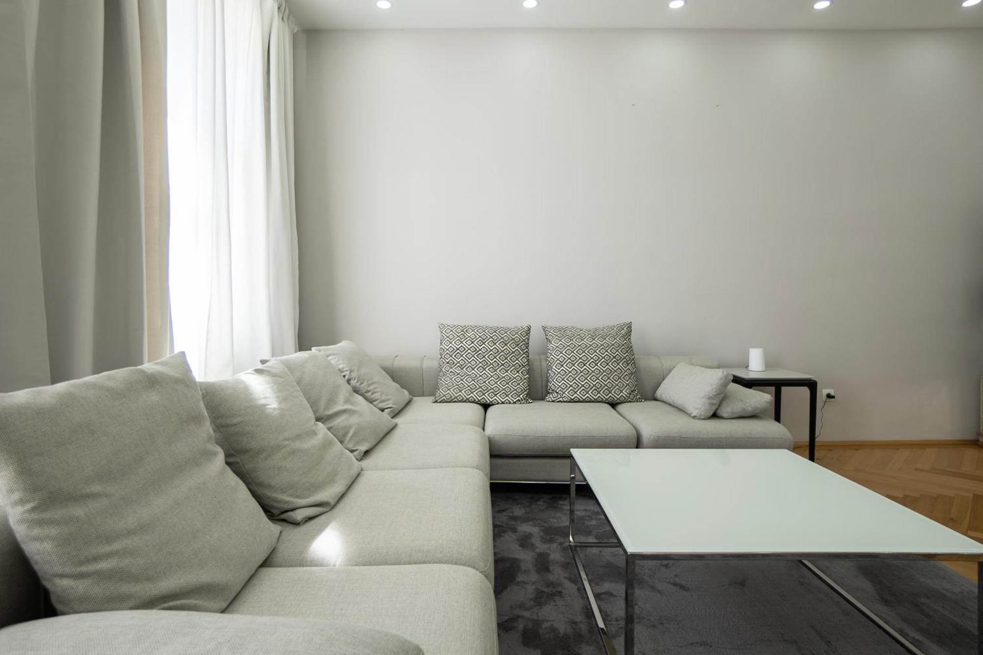 Charming 2-Room Apartment With Balcony, 15 Min To Center Wien Eksteriør billede