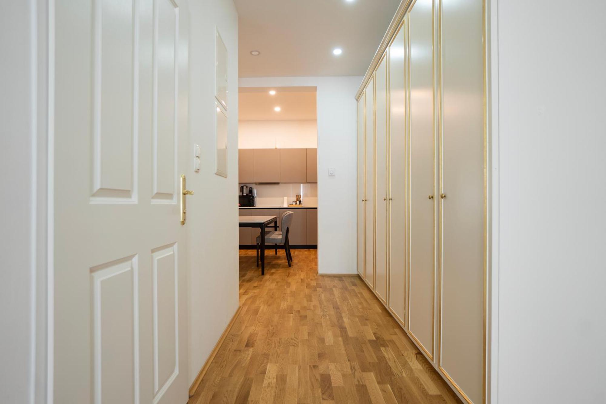 Charming 2-Room Apartment With Balcony, 15 Min To Center Wien Eksteriør billede