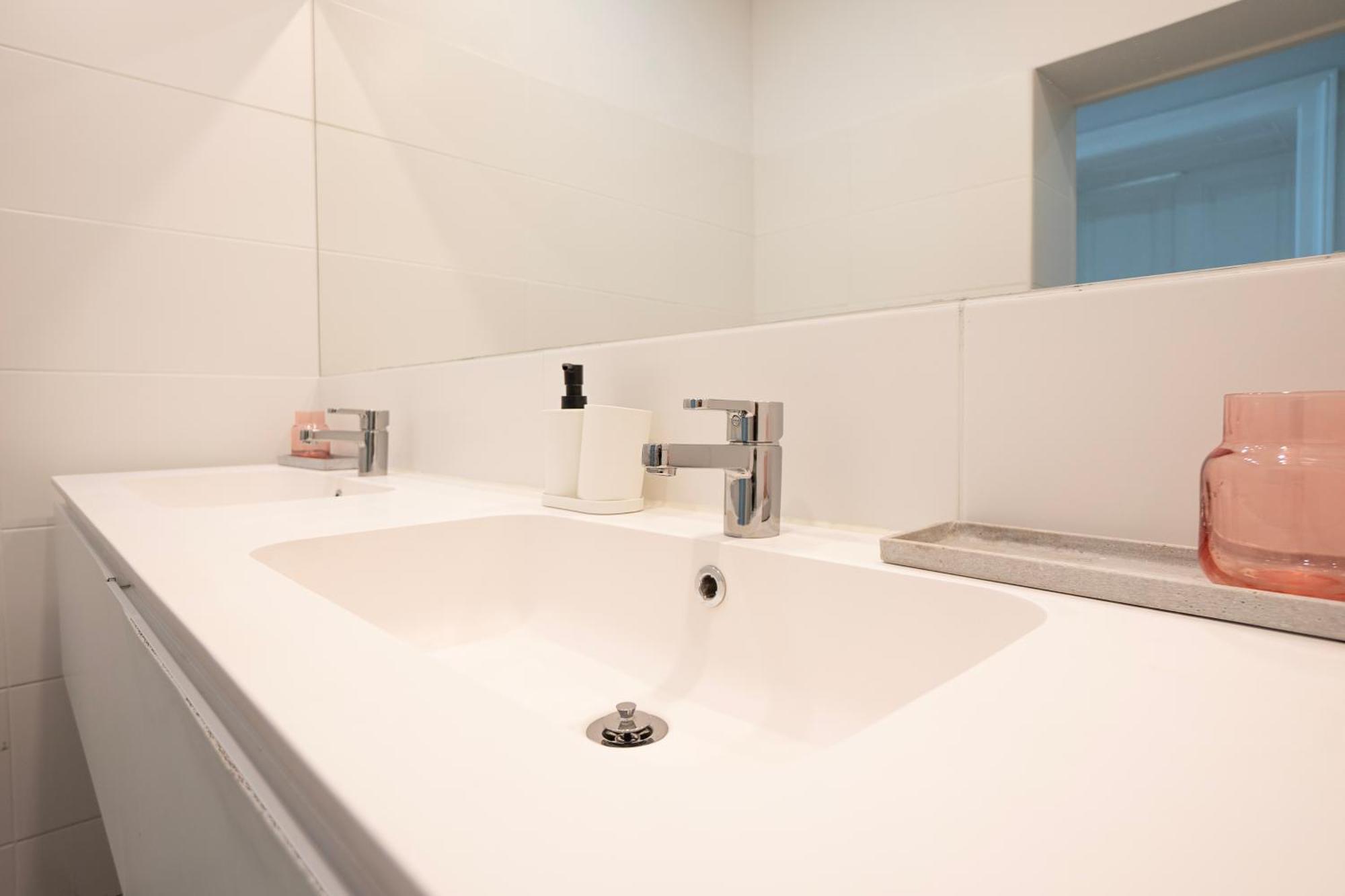 Charming 2-Room Apartment With Balcony, 15 Min To Center Wien Eksteriør billede